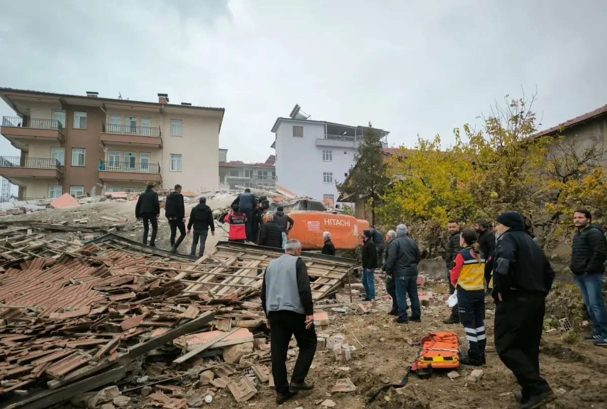 Malatya’da Yıkım Çalışmaları Sırasında Enkaz Altında Kalan İş Makinesi Operatörü Kurtarıldı