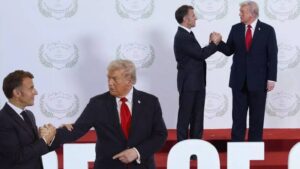 trump ve macron 26 saniye boyunca el sikisti abd baskani tehdit mi etti teJhz3X2.jpg